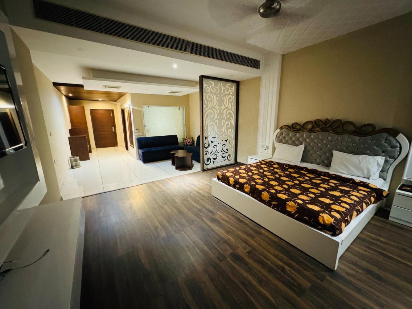 The Pearl Hotel Sirsa Exterior photo