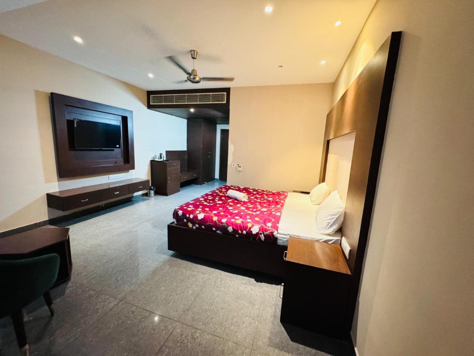 The Pearl Hotel Sirsa Exterior photo