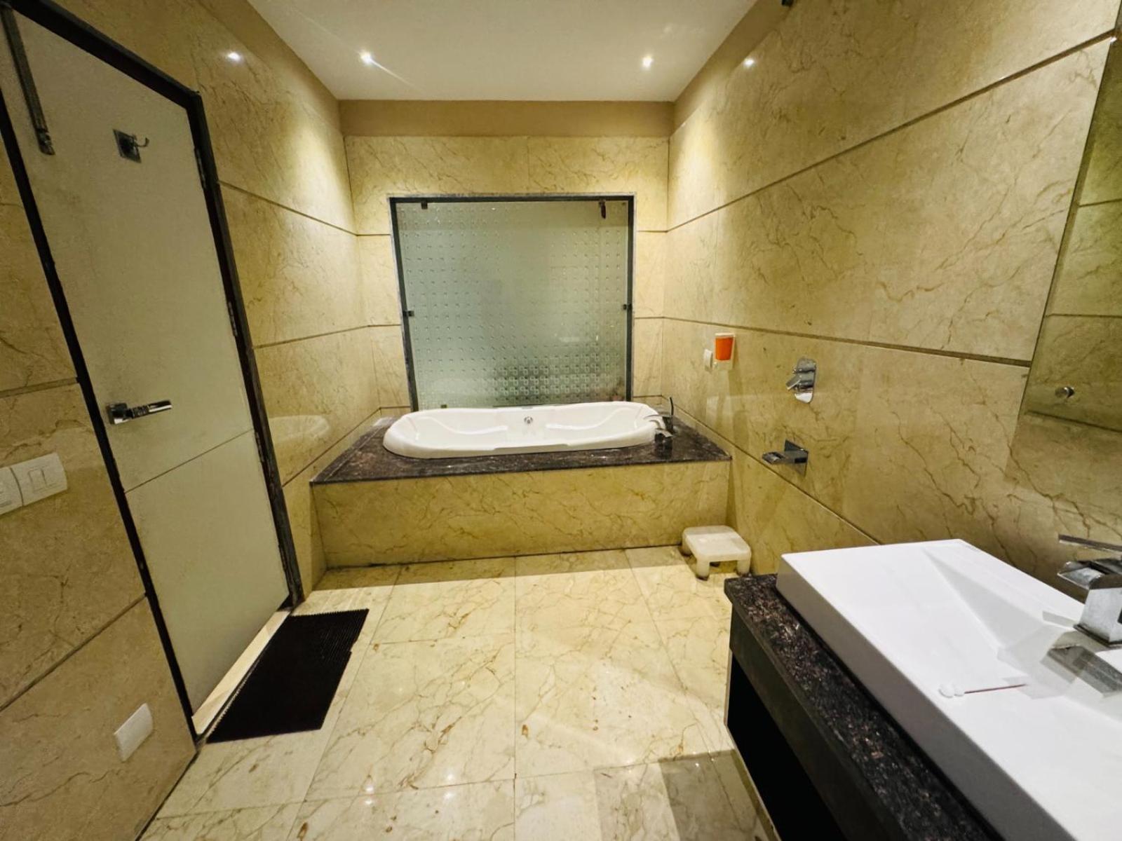 The Pearl Hotel Sirsa Exterior photo
