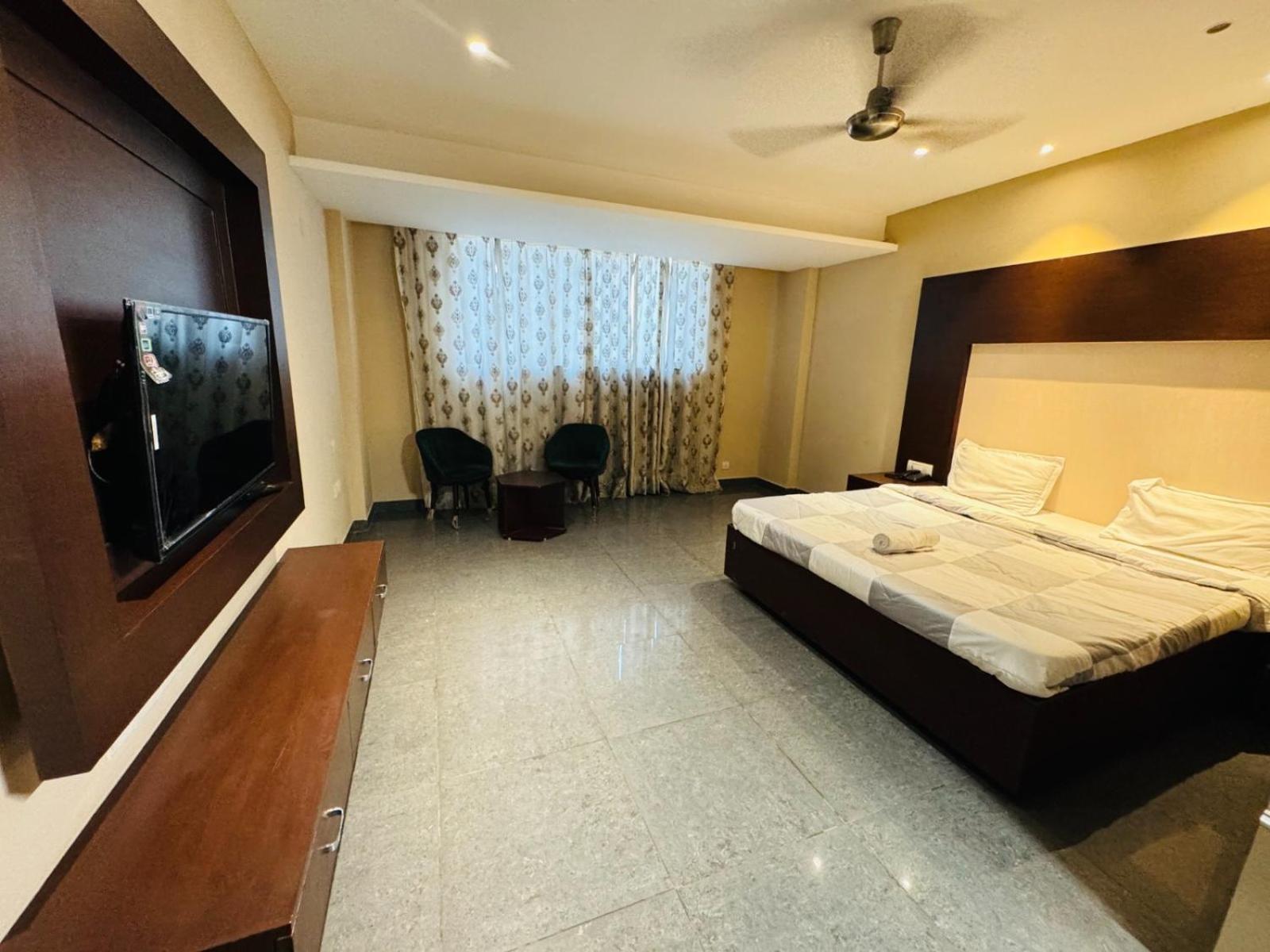 The Pearl Hotel Sirsa Exterior photo