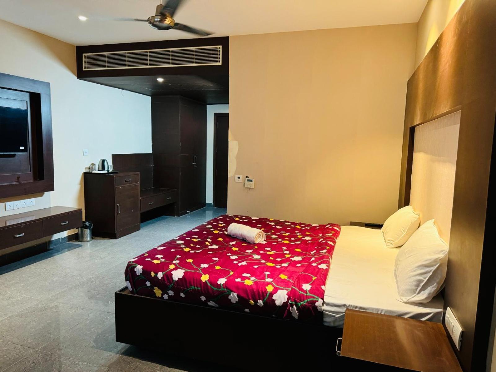 The Pearl Hotel Sirsa Exterior photo